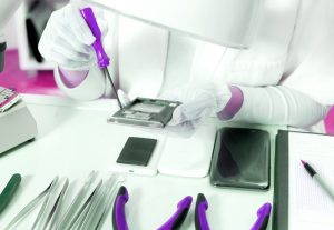 تعویض گلس ال سی دی آیفون در آداک فیکس