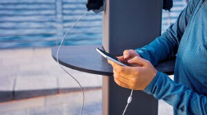 آیا شارژ گوشی با پاور بانک عمومی خطرناک است؟ همه چیز درباره امنیت پاوربانک‌ های اشتراکی